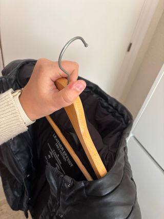 Chaquetón negro con capucha Stradivarius