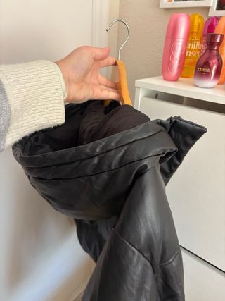 Chaquetón negro con capucha Stradivarius