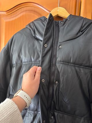 Chaquetón negro con capucha Stradivarius