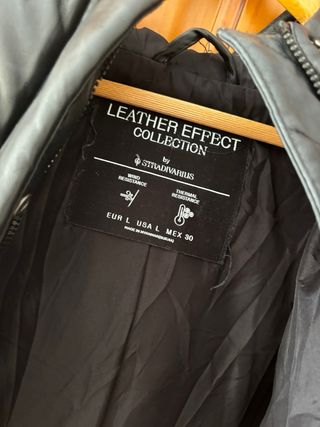 Chaquetón negro con capucha Stradivarius