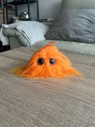 Peluche naranja con ojos grandes