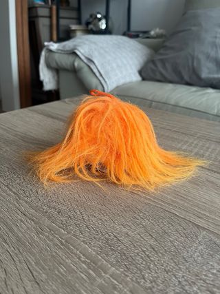 Peluche naranja con ojos grandes