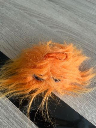 Peluche naranja con ojos grandes