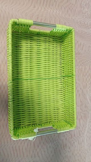 Cesta artesanal verde mimbre con asas