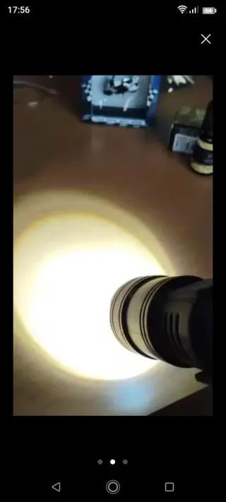 Linterna LED con pantalla digital