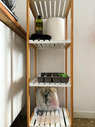 Estantería de madera y plástico