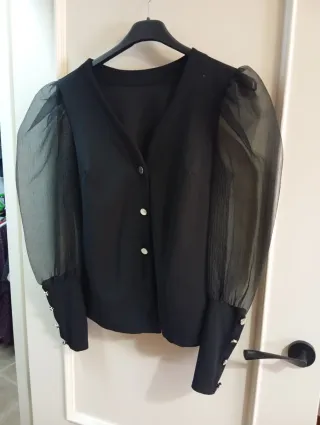 Camisa negra con mangas de organza
