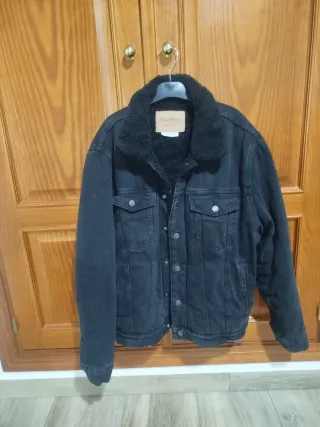 Chaqueta vaquera negra Pull&Bear con borrego