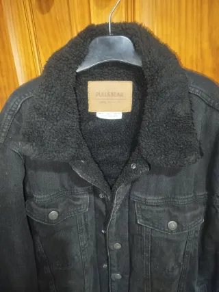 Chaqueta vaquera negra Pull&Bear con borrego
