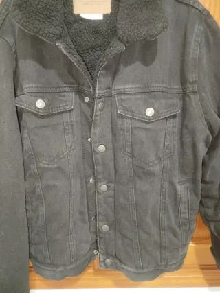 Chaqueta vaquera negra Pull&Bear con borrego