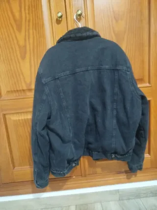 Chaqueta vaquera negra Pull&Bear con borrego