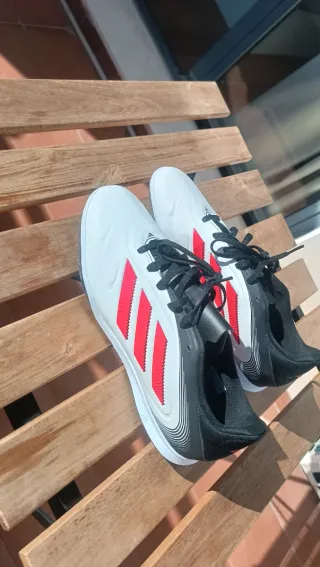 Zapatillas Adidas Fútbol Sala Blancas y Rojas
