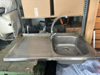 Fregadero y escurridor de metal