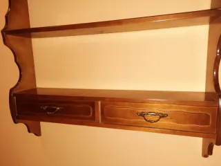 Estantería de madera con cajones