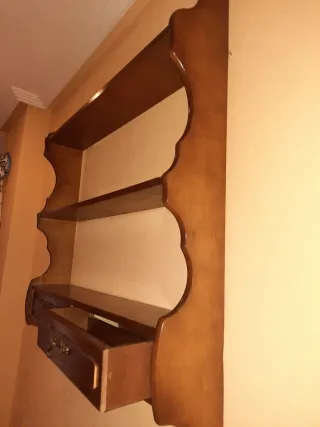 Estantería de madera con cajones