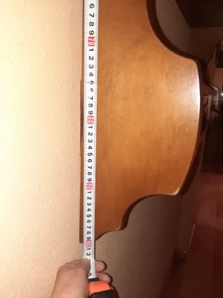 Estantería de madera con cajones