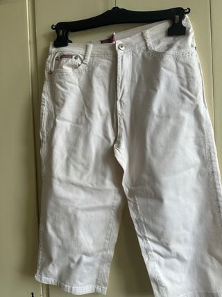 Pantaloni bianchi capri