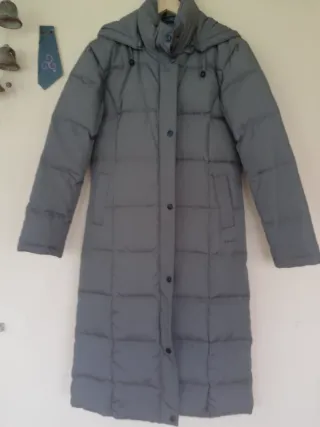 Plumífero largo marrón con capucha