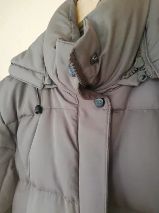 Plumífero largo marrón con capucha