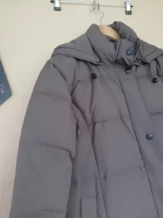 Plumífero largo marrón con capucha