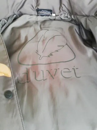 Plumífero largo marrón con capucha