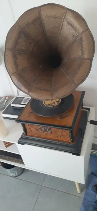 Gramófono antiguo con disco