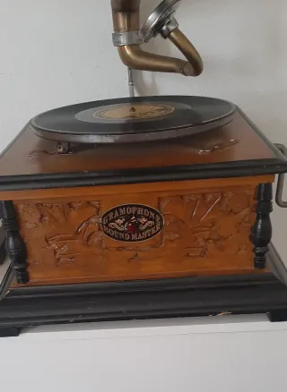 Gramófono antiguo con disco