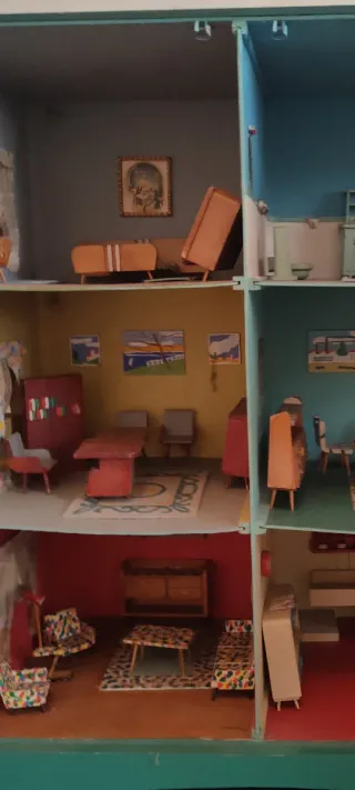 Casa de muñecas antigua