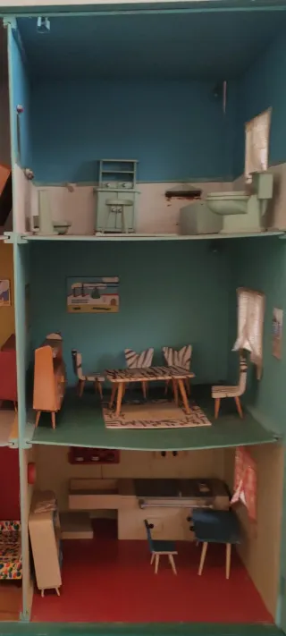 Casa de muñecas antigua