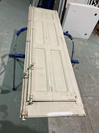 Puertas y ventanas antiguas de madera