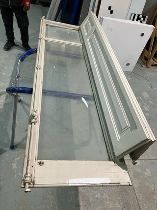 Puertas y ventanas antiguas de madera