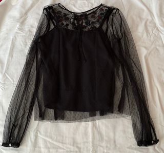 Camiseta Zara semitransparente bordada