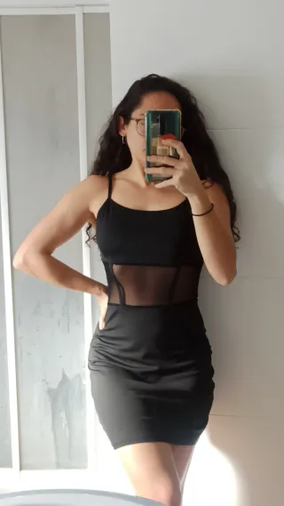 Vestido negro de tirantes con transparencias