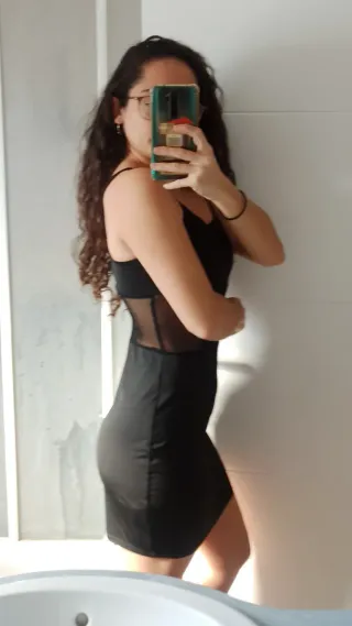 Vestido negro de tirantes con transparencias
