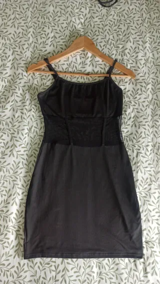 Vestido negro de tirantes con transparencias