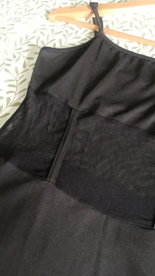 Vestido negro de tirantes con transparencias