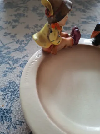 Cinzeiro Goebel com figura Lindo