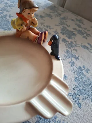 Cinzeiro Goebel com figura Lindo