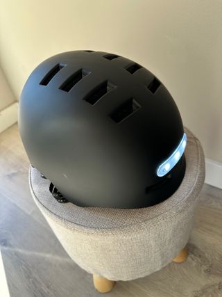 Patinete eléctrico y casco con luces