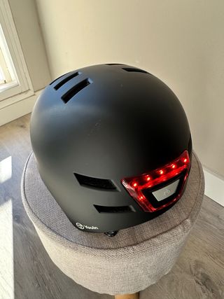 Patinete eléctrico y casco con luces