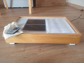 Mesa de luz blanca y madera