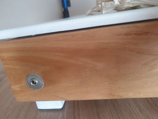 Mesa de luz blanca y madera