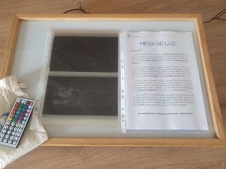 Mesa de luz blanca y madera