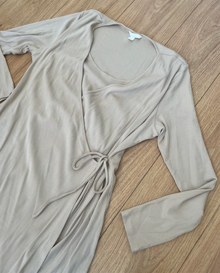 Vestido premamá cruzado beige con lazo manga larga