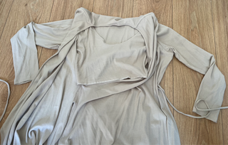 Vestido premamá cruzado beige con lazo manga larga