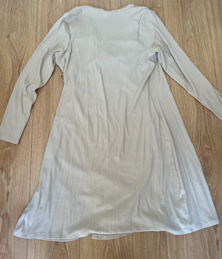 Vestido premamá cruzado beige con lazo manga larga