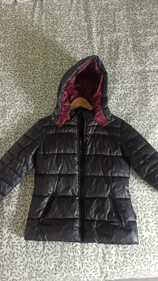 Abrigo acolchado invierno negro y detalles granate