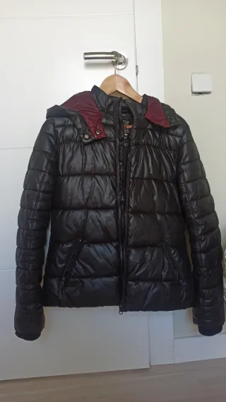 Abrigo acolchado invierno negro y detalles granate