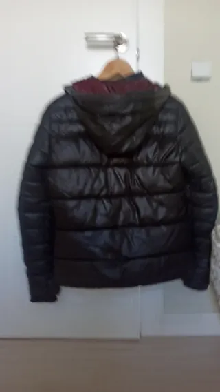 Abrigo acolchado invierno negro y detalles granate