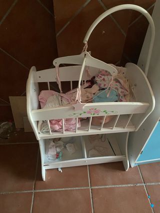 Cuna de juguete blanca con rosas